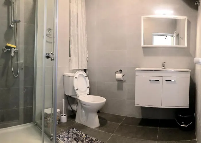 Cerviola Etrin Court *